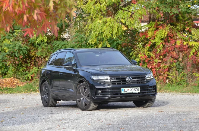 Touareg je največji Volkswagnov SUV, ki pa navzven deluje umirjeno. Miren, a zelo sposoben je tudi hibridni pogon. FOTO: Gašper Boncelj
