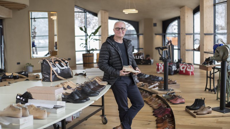 Fotografija: Štajerec Mario Herzog že skoraj tri desetletja ponosno stoji za luksuzno blagovno znamko unikatne obutve, ki jo je poimenoval po sebi in jo nosi tudi sam. FOTO: Leon Vidic