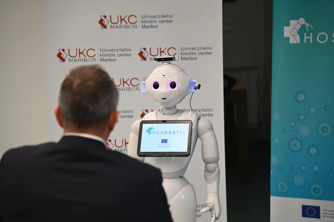 Slovenija razvija prvega humanoidnega robota za delo v medicini. Projekt poteka v UKC Maribor, vodi ga Fakulteta za elektrotehniko, računalništvo in informatiko Univerze v Mariboru v sodelovanju s Filozofsko fakulteto Univerze v Mariboru. Foto UKC Maribor