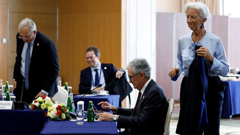 Fotografija: Kako bodo ravnale centralne banke? Christine Lagarde, predsednica Evropske centralne banke, Jerome Powell, predsednik ameriške Federal Reserve, in Jon Cunliffe, namestnik guvernerja britanske Bank of England, so se maja letos srečali na sestanku G7 na Japonskem.

FOTO: Kiyoshi Ota/Reuters