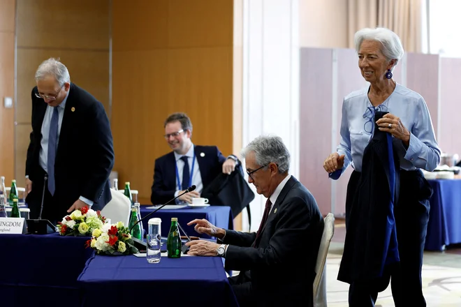 Kako bodo ravnale centralne banke? Christine Lagarde, predsednica Evropske centralne banke, Jerome Powell, predsednik ameriške Federal Reserve, in Jon Cunliffe, namestnik guvernerja britanske Bank of England, so se maja letos srečali na sestanku G7 na Japonskem.

FOTO: Kiyoshi Ota/Reuters
