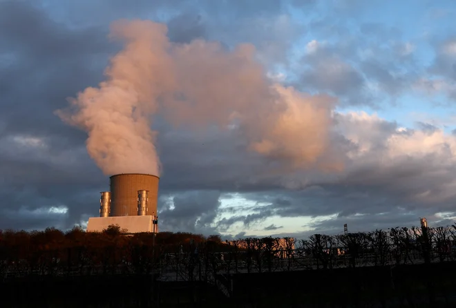 Različne krize in vojne so razvite države »prisilile«, da so rast cene energije poskušale omiliti s subvencijami. Pomoč se je večinoma zlila k fosilnim virom energije. FOTO: Yves Herman/Reuters