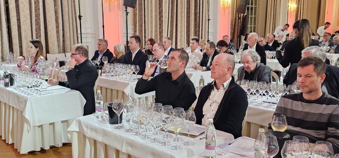 Pred licitacijo je bilo treba preizkusiti najboljši letošnji vinski izbor koprskega kletarja.. FOTO: Boris Šuligoj