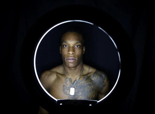 Angleški borec Simeon Powell je prepričan, da je boljši od Jakoba Nedoha. FOTO: Lee Smith/Reuters