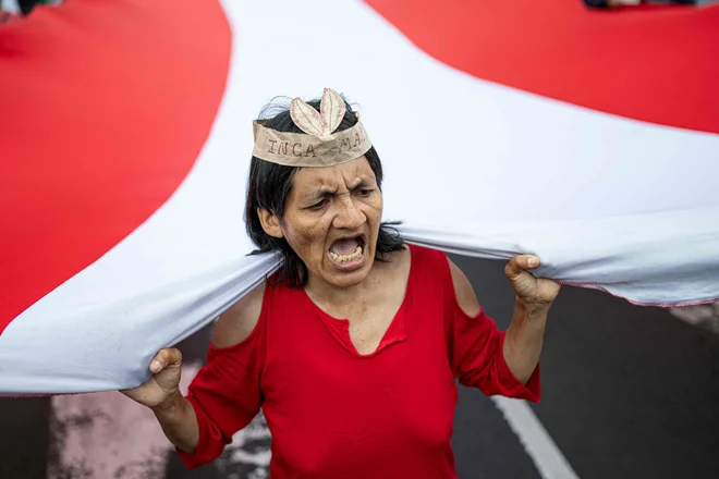 Ženska kriči slogane med protestom proti vSecunderabadladi perujske predsednice Dine Boluarte v Limi. Na tisoče demonstrantov je v četrtek v Peruju zahtevalo odstop predsednice Dine Boluarte ob prvem letu od njenega prihoda na oblast po odstavitvi levičarja Pedra Castilla zaradi neuspešnega poskusa razpustitve kongresa. Foto: Ernesto Benavides/Afp