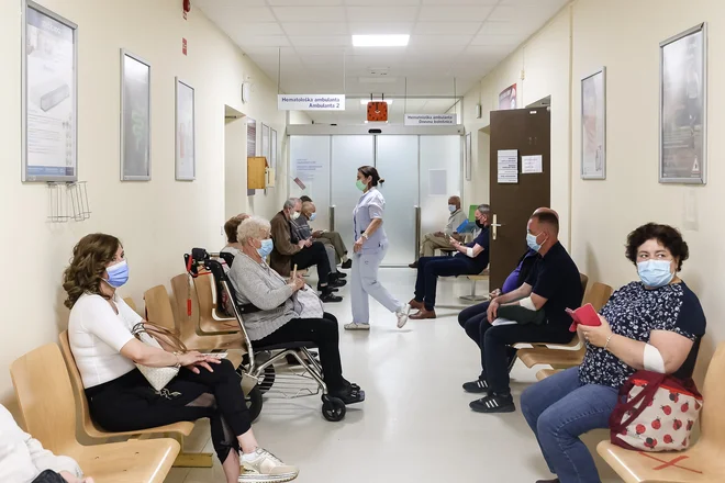 Nedostopnost pravočasne zdravstvene storitve, ki se zrcali v čakalnih vrstah, je glavna spodbuda za trg dodatnih zavarovanj. FOTO: Črt Piksi/Delo
