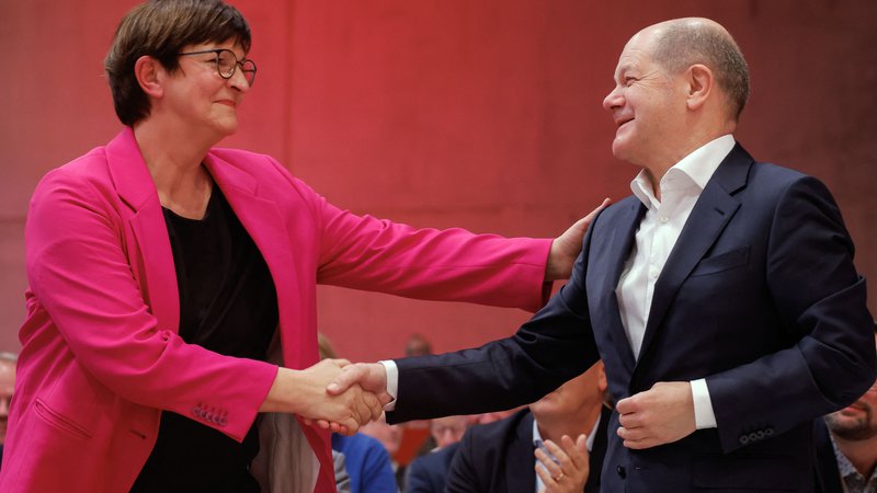 Fotografija: Sopredsedujoča SPD Saskia Esken in kancler Olaf Scholz bosta iskala pot iz proračunske krize, ki vse bolj postaja vladna kriza na kongresu stranke. FOTO: Odd Andersen/AFP