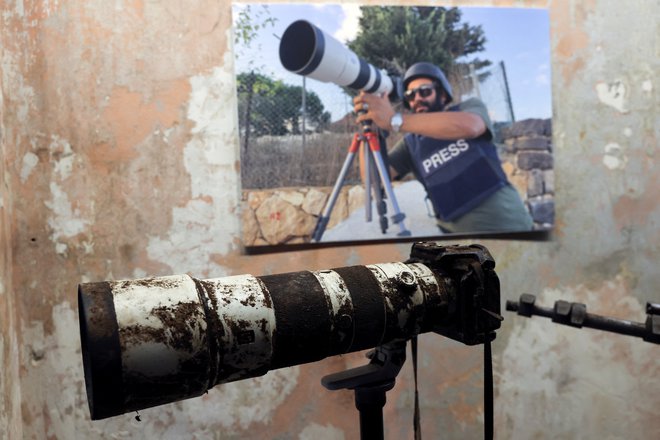Kamera ubitega Reutersovega novinarja Issama Abdallaha. FOTO: Emilie Madi/Reuters