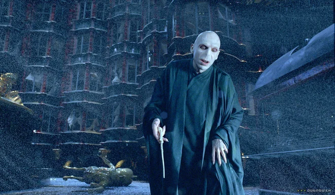Vučić je leta 2017 izročil srbski potni list britanskemu igralcu Ralphu Fiennesu, ki je igral glavnega negativca v filmih o Harryju Potterju. FOTO: promocijsko gradivo
