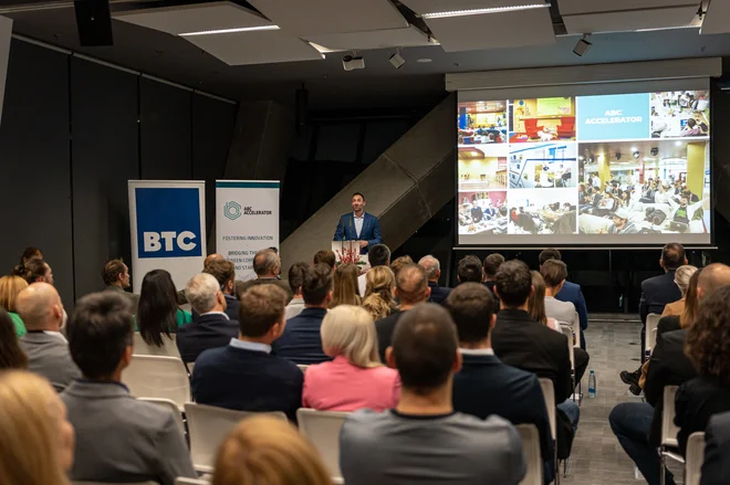 Mark Kalin, direktor ABC Acceleratorja, poudarja, da so pomemben del slovenskega in širšega regijskega startup ekosistema, v portfelju pa imajo 45 aktivnih zagonskih podjetij. FOTO: Arhiv ABC Accelerator
