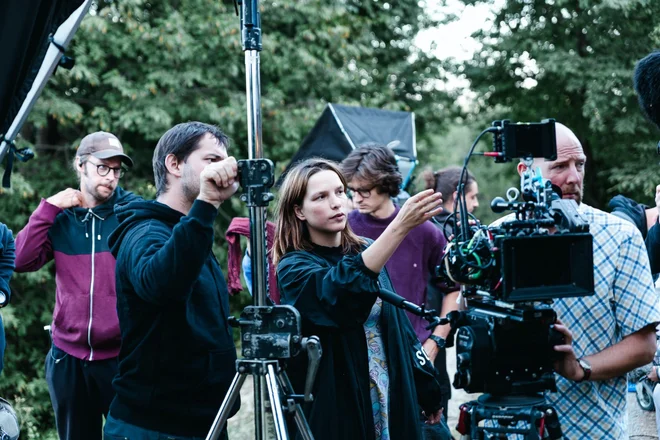 Slovenska AV-industrija ima velik potencial, ki ga ne znamo ali nočemo izkoristiti. Na fotografiji snemanje celovečernega igranega prvenca Ester Ivakič. FOTO: Asiana Jurca Avci/Slovenski filmski center