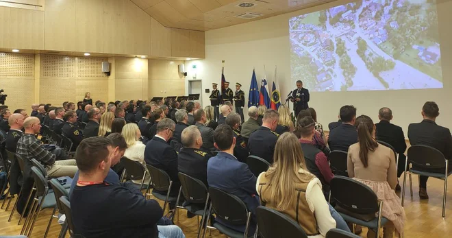 Plaketo so prejeli letalska in gorska policijska enota, policijske uprave Celje, Kranj, Ljubljana in Murska Sobota, direktorat za logistiko ter direktorat za policijo in druge varnostne naloge. FOTO: Policija
