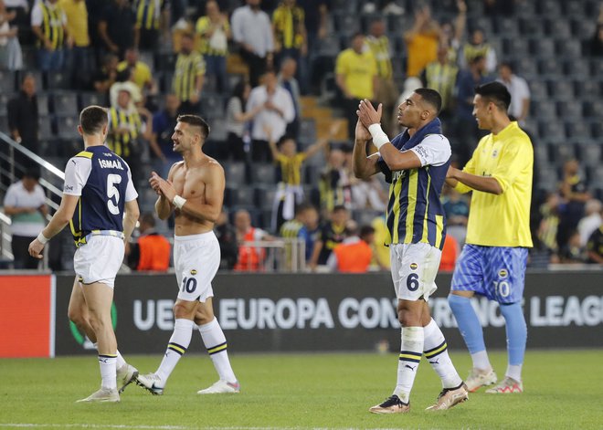 Nogometaši Fenerbahčeja so favoriti v istanbulskem derbiju. FOTO: Dilara Senkaya/Reuters