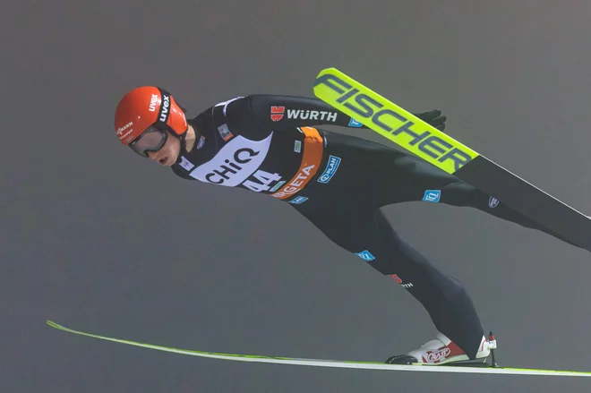 Karl Geiger je tokrat odnesel zmago pred Stefanom Kraftom. FOTO: Jens Schlüter/AFP