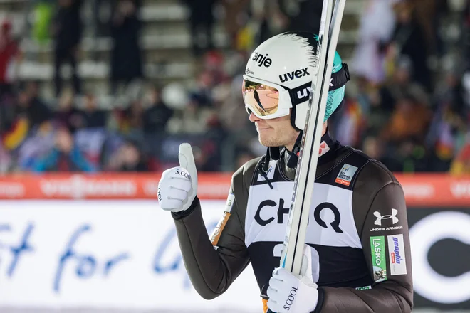 Anže Lanišek je v drugo dobro potegnil v dno skakalnice. FOTO: Jens Schlüter/AFP