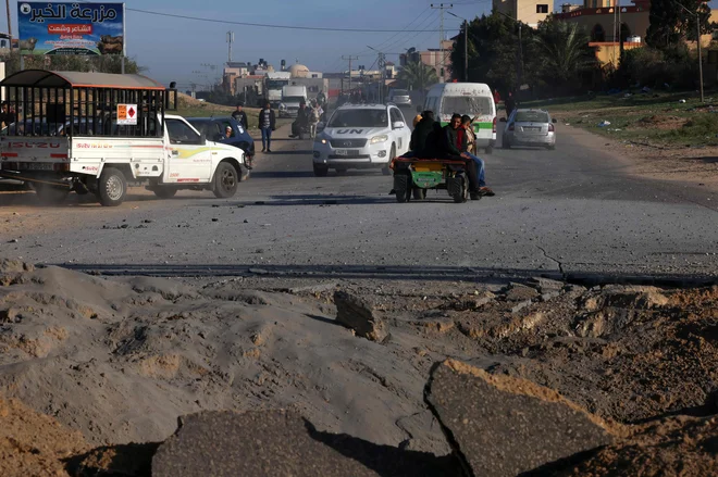 Palestinci zapuščajo Han Junis, kjer potekajo spopadi med palestinskimi skupinami in izraelsko vojsko.  FOTO: Said Khatib/AFP