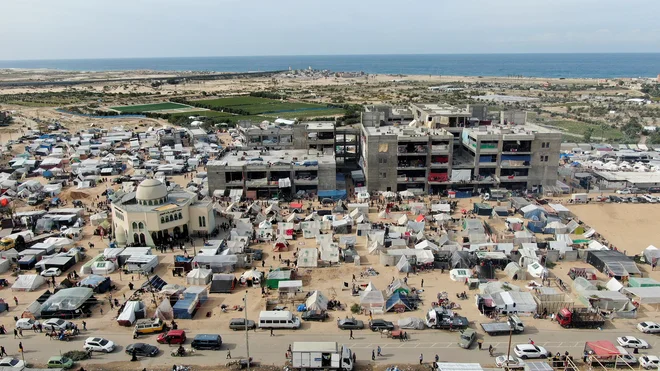 Palestinci, razseljeni po vse Gazi, stradajo. FOTO: Reuters