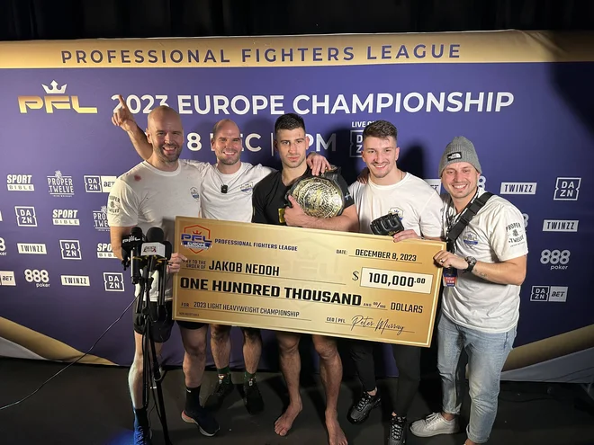 Jakob Nedoh (na fotografiji s šampionskim pasom, čekom in svojo ekipo) je imel po podvigu v Dublinu občutek, kot da sanja. FOTO: T. V.