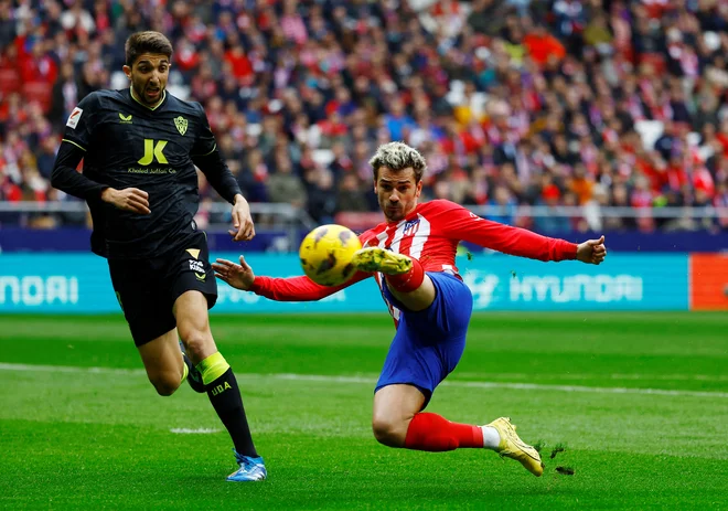 Antoine Griezmann je bil znova ključna figura Atletica z golom in asistenco. FOTO: Susana Vera/Reuters