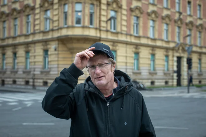 Pisatelj, novinar, alpinist in kolesar Tadej Golob pred Birsovo službo na Prešernovi ulici v Ljubljani. FOTO: Voranc Vogel/Delo