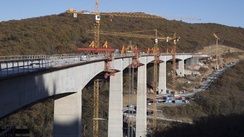 Fotografija: Viadukt Vinjan ima šest stebrov in dva opornika, razpon med stebri je tudi sto metrov. To je zahtevna konstrukcija, ki pa bo po zagotovilih projektanta Marjana Pipenbaherja zahtevala precej manj vzdrževanja. FOTO: Leon Vidic/Delo