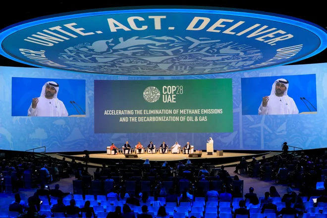 Predsedujoči Cop28 Ahmed Al Džaber je v ponedeljek zvečer države pozval k dosegu dogovora danes (11. ure dopoldne ni več omenil), vendar se ta možnost oddaljuje. FOTO: Thomas Mukoya/Reuters