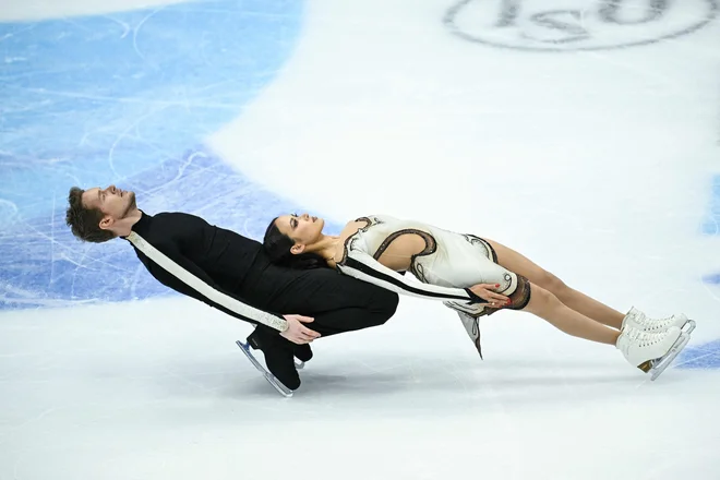  Američana Madison Chock in Evan Bates tekmujeta v prostem slogu v finalu za Veliko nagrado ISU v Pekingu. Foto: Wang Zhao/Afp