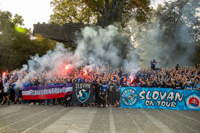 Navijači Slovana so v Ljubljani pripravili t.i. korteo, špalir, iz centra prestolnice do Stožic. FOTO: Voranc Vogel