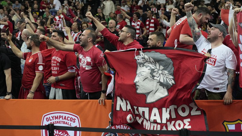 Fotografija: V Grčiji je vroče na športnih tribunah in tudi drugje. FOTO: Ints Kalnins/Reuters