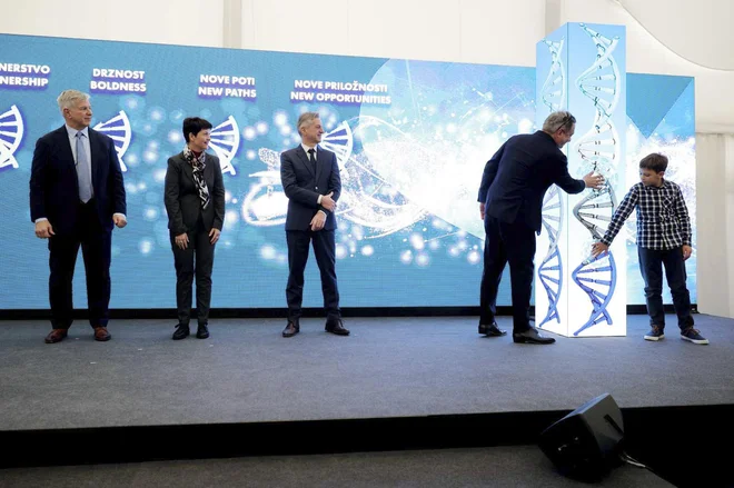 V Lendavi so danes simbolično položili temeljni kamen za gradnjo centra za proizvodnjo podobnih bioloških zdravil družbe Lek. FOTO: STA