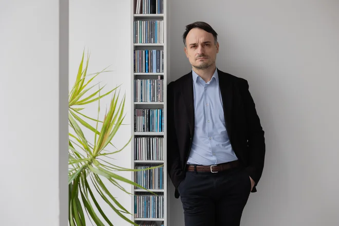Ali Blaža Mazija kot nekdanjega novinarja skrbi, da bi umetna inteligenca povsem nadomestila novinarje? »Seveda in tudi nobena skrivnost ni, da slovenski izdajatelji tipajo, kaj jim ta tehnologija lahko prinese,« odgovarja. FOTO: Črt Piksi/Delo
