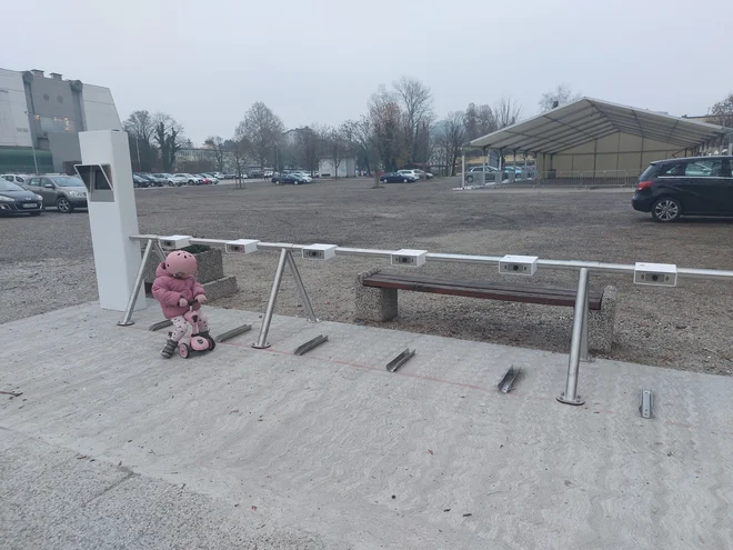 Pri tržnici v Domžalah so že postavili kolesarsko postajo.

FOTO: Bojan Rajšek/Delo