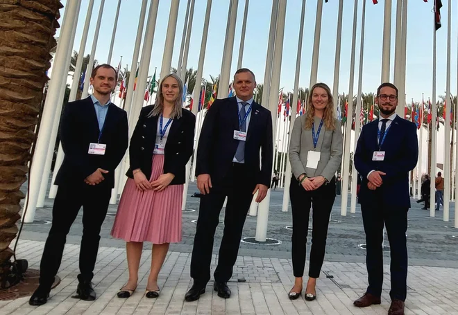 Del slovenske pogajalske ekipe na Cop28 (od leve proti desni): Luka Vombek, Ana Klemen, Bojan Kumer, Tina Kobilšek (glavna podnebna pogajalka), Rok Dolenc (mladinski podnebni delegat). FOTO: Maja Prijatelj Videmšek