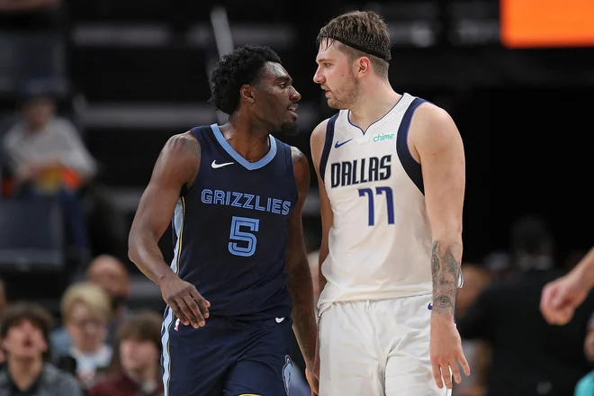Vince Williams mlajši in Luka Dončić. FOTO: Justin Ford/AFP