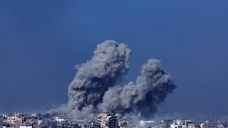 Fotografija: Iznad Gaze se je tudi včeraj, kot že več kot dva meseca, valil dim. FOTO: Clodagh Kilcoyne/Reuters