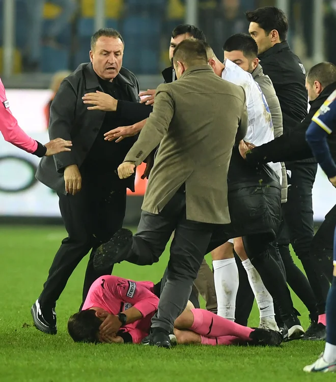 Zaradi incidenta so prekinili turško ligo. FOTO: AFP