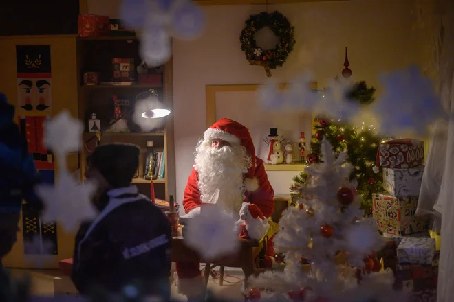 Božičku so napisali pismo, prišel je na ogled in se menda takoj odločil, da bo letos uradoval v Črni. Fotografije Nace Zavrl