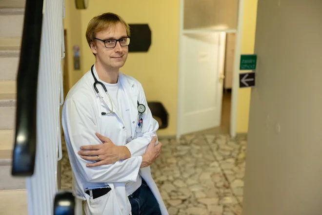 »Želim pokazati bolj človeško, mesnato plat zdravnika, da zdravnik ni le nekdo, ki je zaprt v ambulanti in težko prideš do njega,« pravi specializant infektologije, pisec, član društva AmuletD20 in vplivnež David Zupančič. FOTO: Črt Piksi