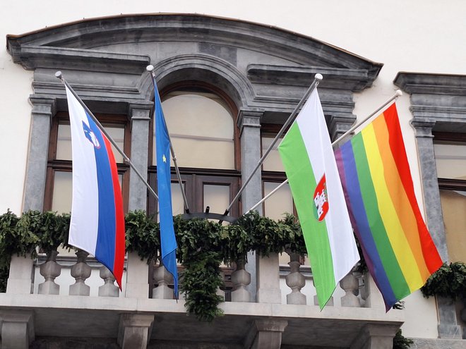 Mavrična zastava na ljubljanski mestni hiši FOTO: Aleš Stergar