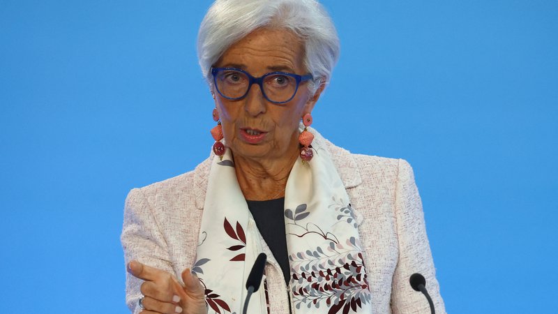 Fotografija: Javnost bo tudi tokrat skrbno prisluhnila, kaj bo po zasedanju sveta ECB tudi med vrsticami povedala njegova predsednica Christine Lagarde. FOTO: Kai Pfaffenbach/Reuters