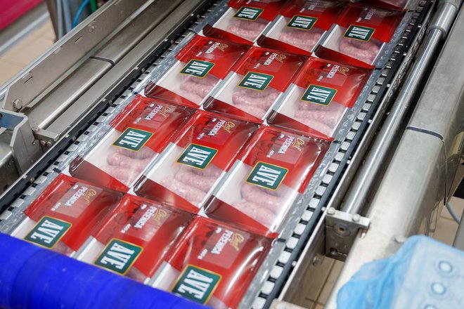 Podjetji nameravata na letni ravni s to inovacijo nadomestiti kar 1,6 milijona pladnjev za pakiranje mesnin. FOTO: Jaka Ceglar