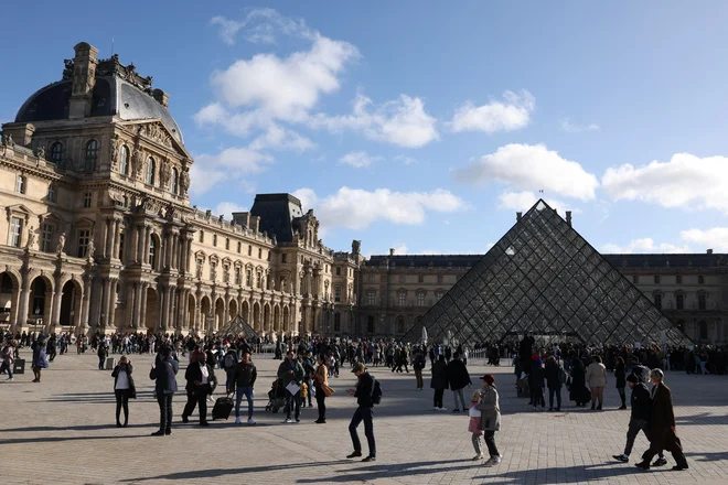 Slika z Diano in njenimi nimfami je razstavljena v muzeju Louvre. FOTO: Claudia Greco/Reuters