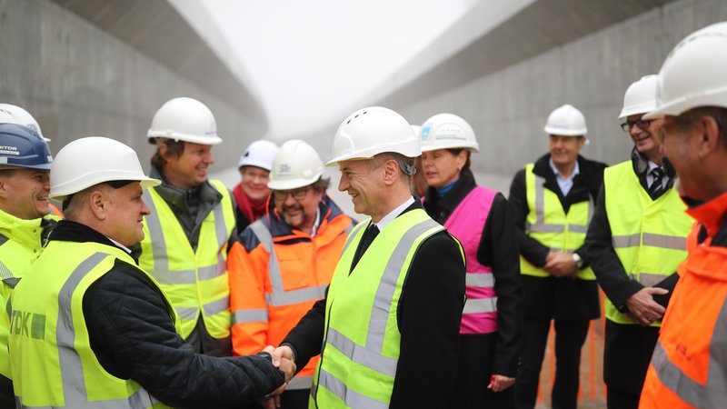 Fotografija: Premier Robert Golob se je na viaduktu Gabrovica zahvalil Marjanu Pipenbaherju, projektantskemu očetu viadukta, za ves njegov prispevek gradbeni stroki v državi. FOTO: Blaž Samec/Delo