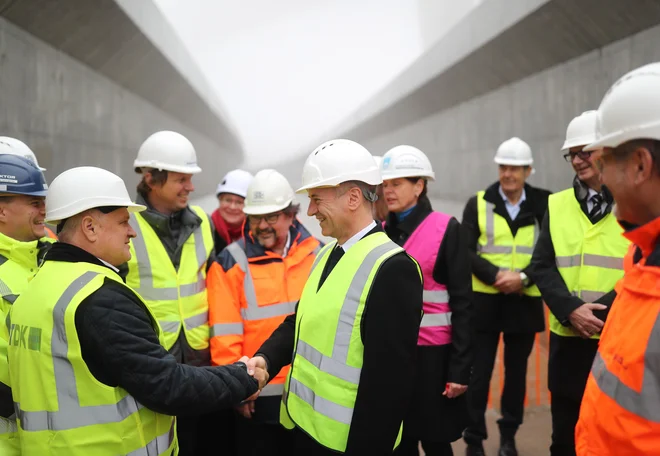 Premier Robert Golob se je na viaduktu Gabrovica zahvalil Marjanu Pipenbaherju, projektantskemu očetu viadukta, za ves njegov prispevek gradbeni stroki v državi. FOTO: Blaž Samec/Delo