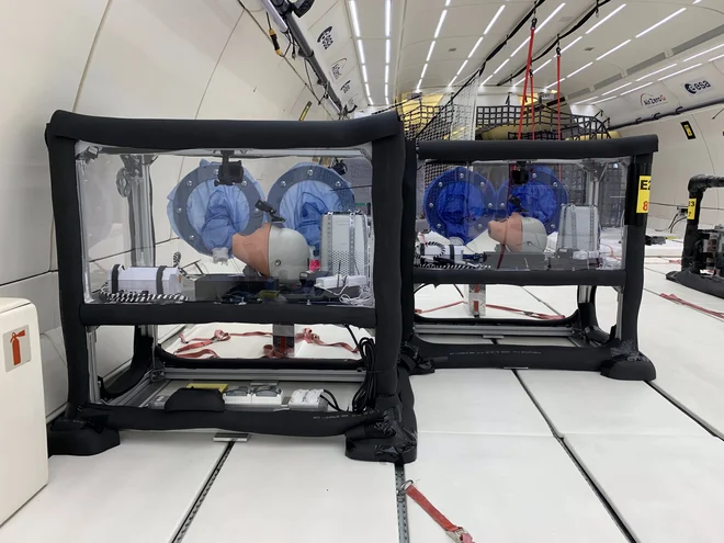 Konstrukcijo mini zobne ambulante so študenti pritrdili na letalo in nato preizkusili plombiranje zob v breztežnostnem prostoru. FOTO: SpaceDent

 
