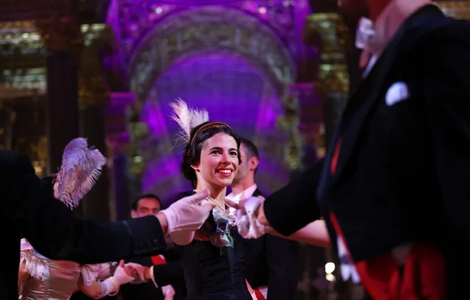 Gostje v srednjeveških kostumih so se udeležili plesa stoletja na dvorcu Chateau de Versailles. Na plesu so ob 100. obletnici obnove dvorca s plesnim popotovanjem od konca 19. stoletja do začetka 20. stoletja gostili goste. Foto: Emmanuel Dunand/Afp