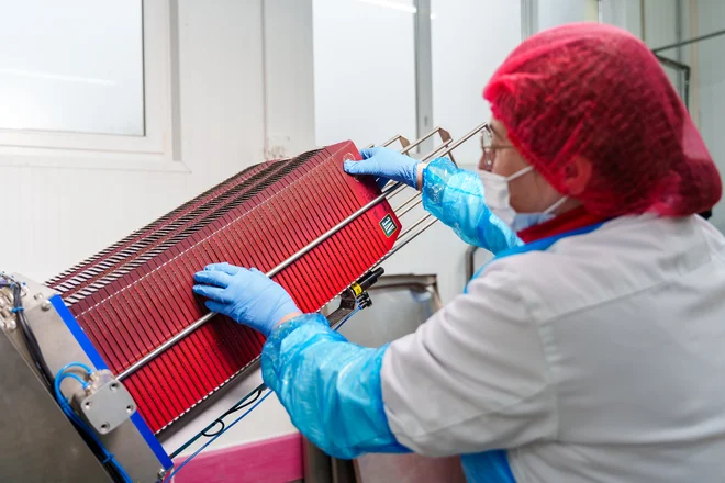Pot do bolj trajnostne prihodnosti je tudi preko inovativnih rešitev zamenjave plastične embalaže s kartonskimi rešitvami v prehrambeni industriji. FOTO: Jaka Ceglar
