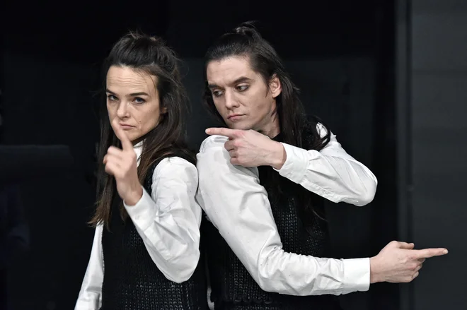 V vlogi plemiške hčere Viole v Kar hočete nastopa Tina Vrbnjak, Klemen Janežič pa v vlogi Sebastiana. Pride čas, ko sta si po videzu zelo podobna. FOTO: Peter Uhan