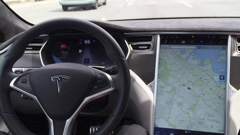 Fotografija: Tesla mora v ZDA popraviti programsko opremo v dveh milijonih avtomobilov. FOTO: Alexandria Sage/Reuters