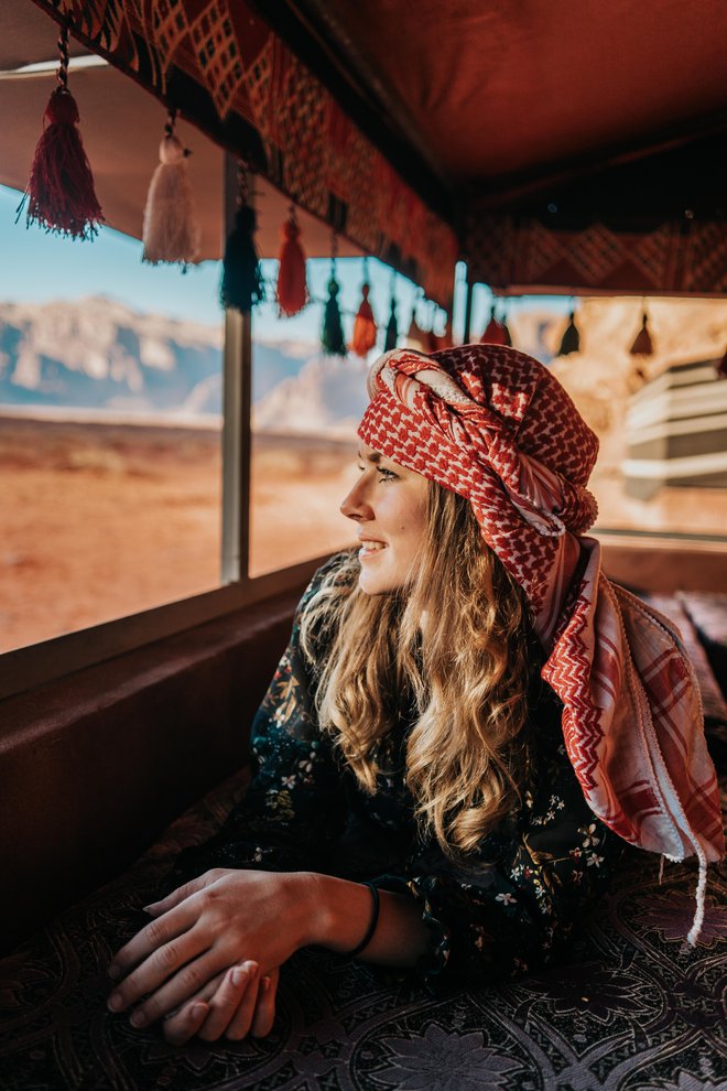 Nekateri tradicionalno arabsko ruto nosijo le zato, ker je modna in ne poznajo njene bogate simbolike. FOTO: Shutterstock 